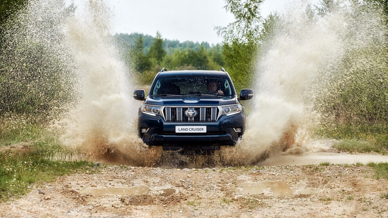 Land Cruiser beim Durchqueren eines Bachs