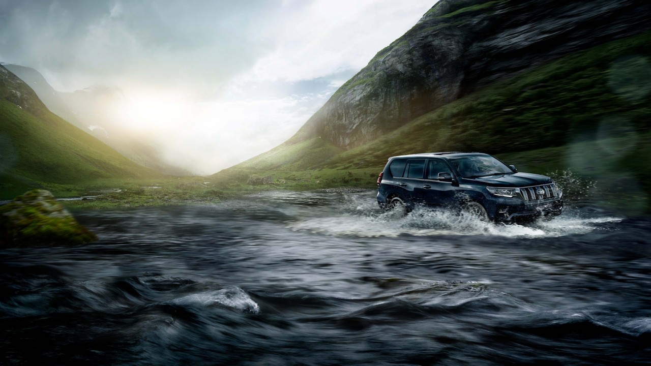 Land Cruiser beim Durchqueren eines Flusses