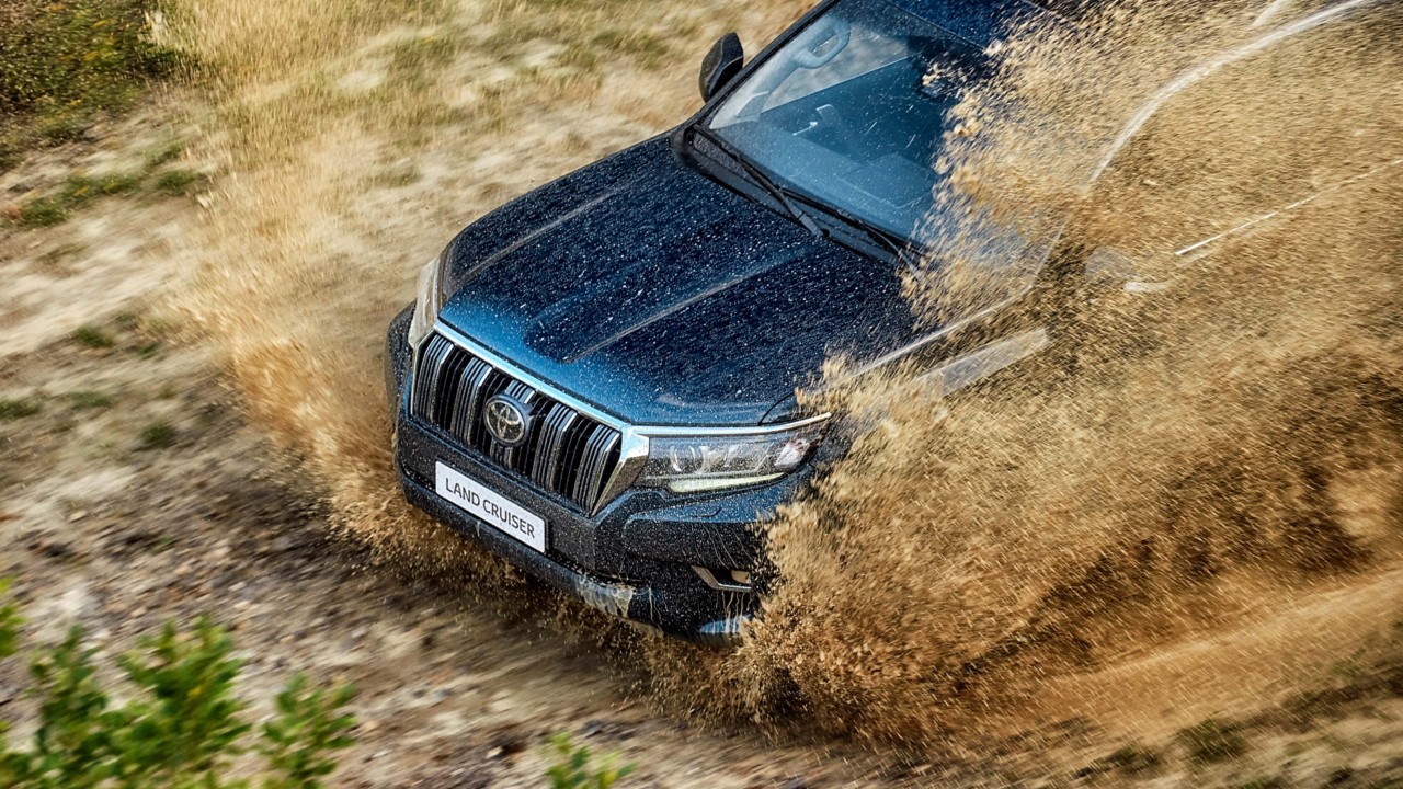 Landcruiser im Gelände beim Fahren durch Match