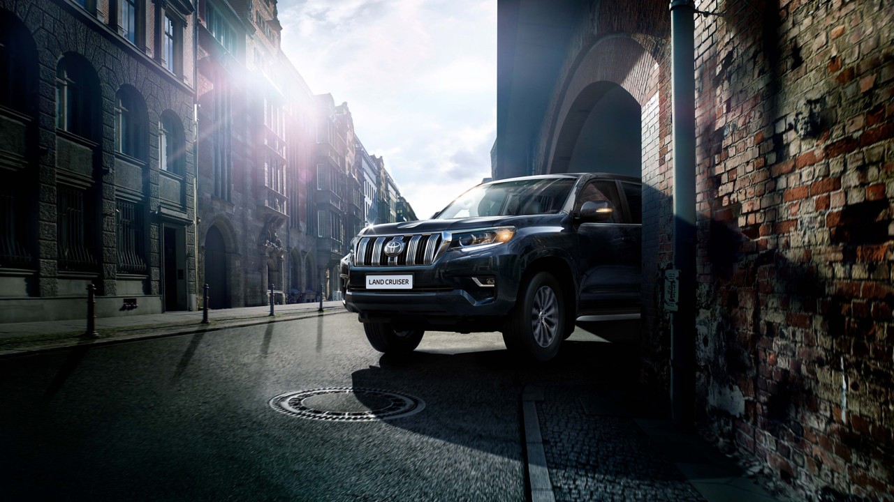 Landcruiser in der Stadt bei Sonnenlicht