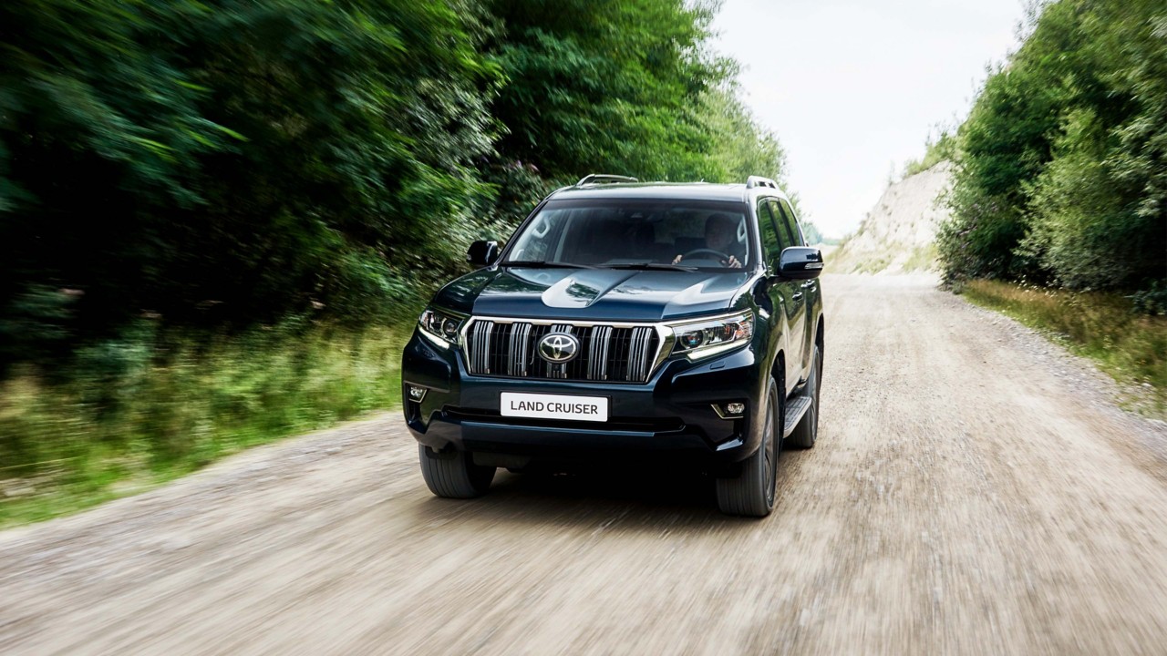 Land Cruiser auf einer unbefestigten Straße