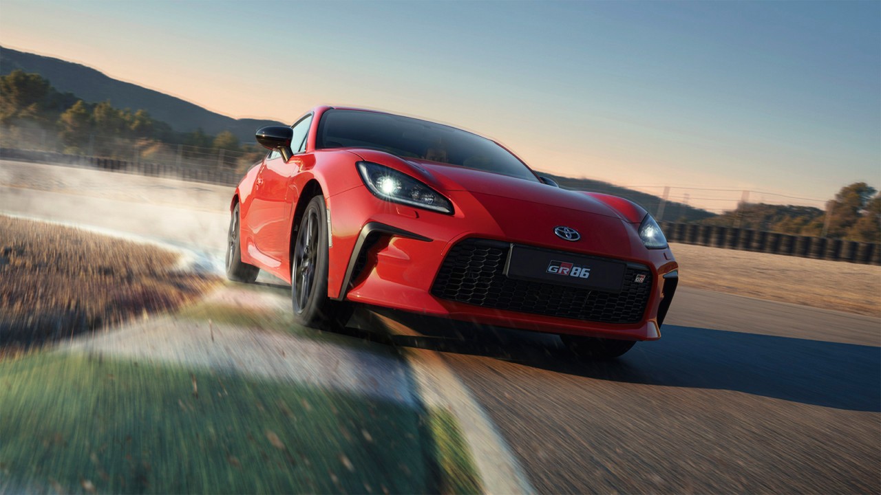 Toyota GR86 fährt sportlich um eine Kurve