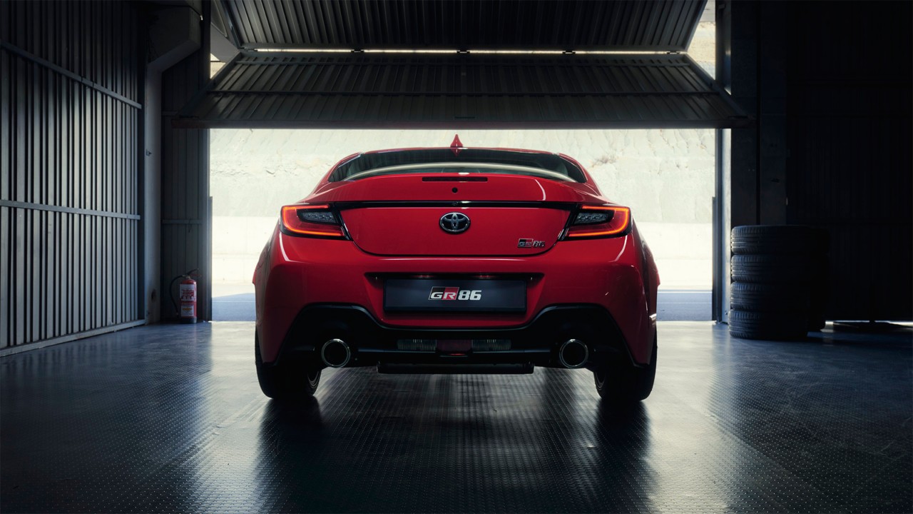Heckansicht eines Toyota GR86, der aus einer Garage fährt