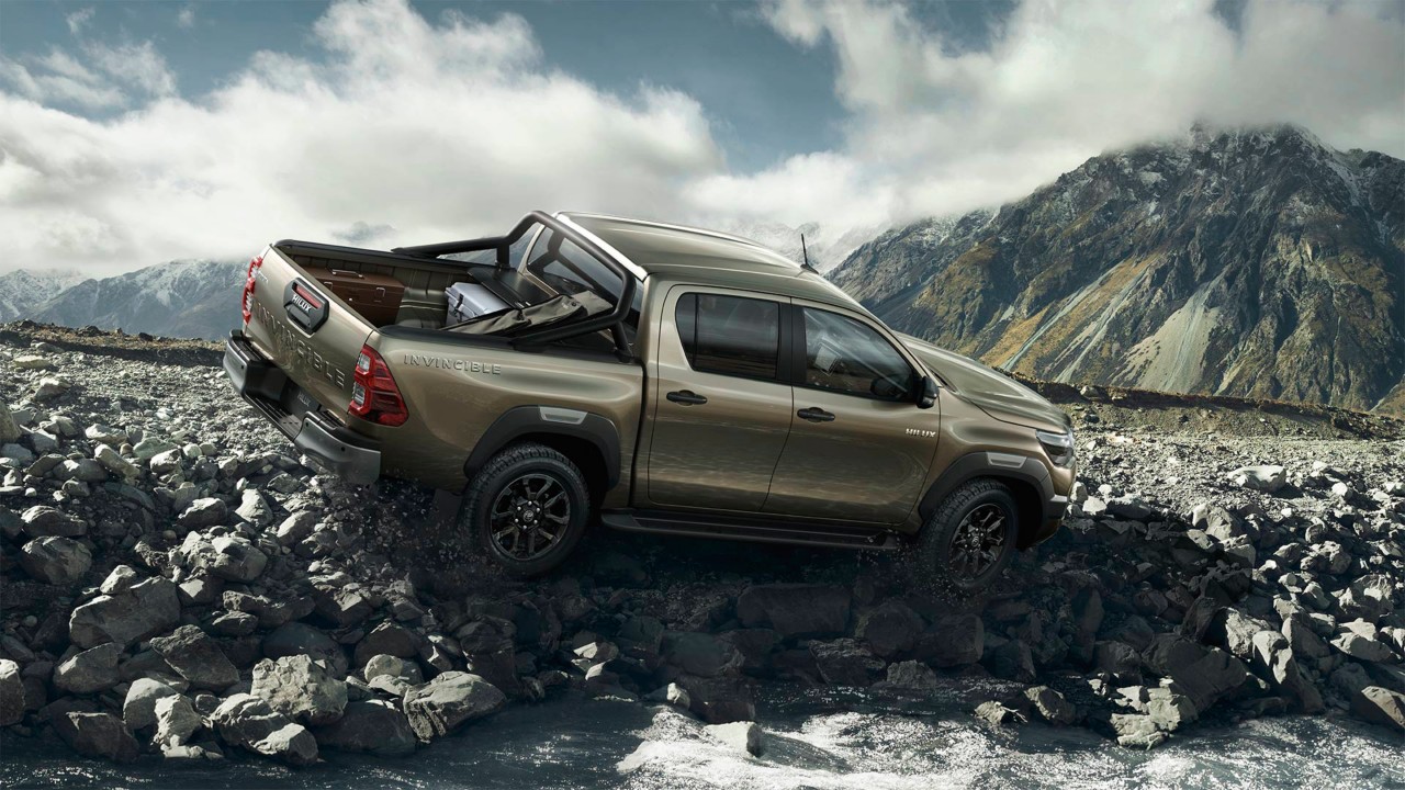 Toyota Hilux in einer Landschaft von der Seite gesehen