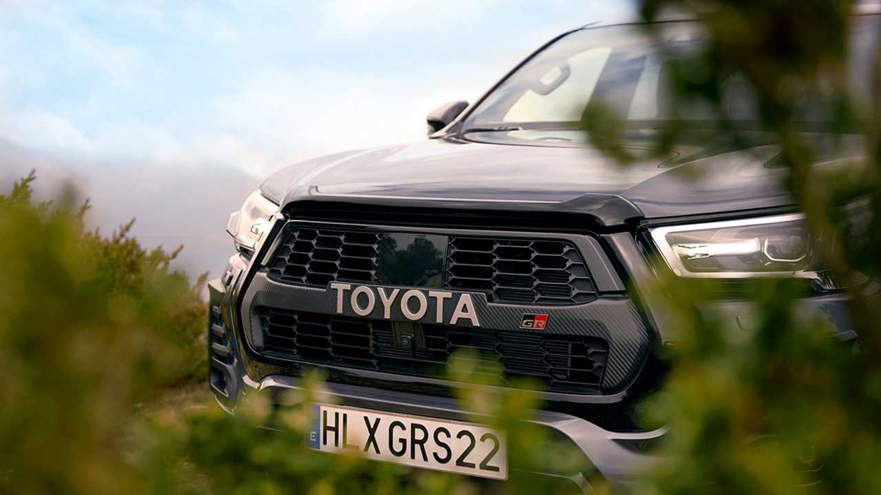 Toyota Hilux fährt einen steinigen Weg hinunter