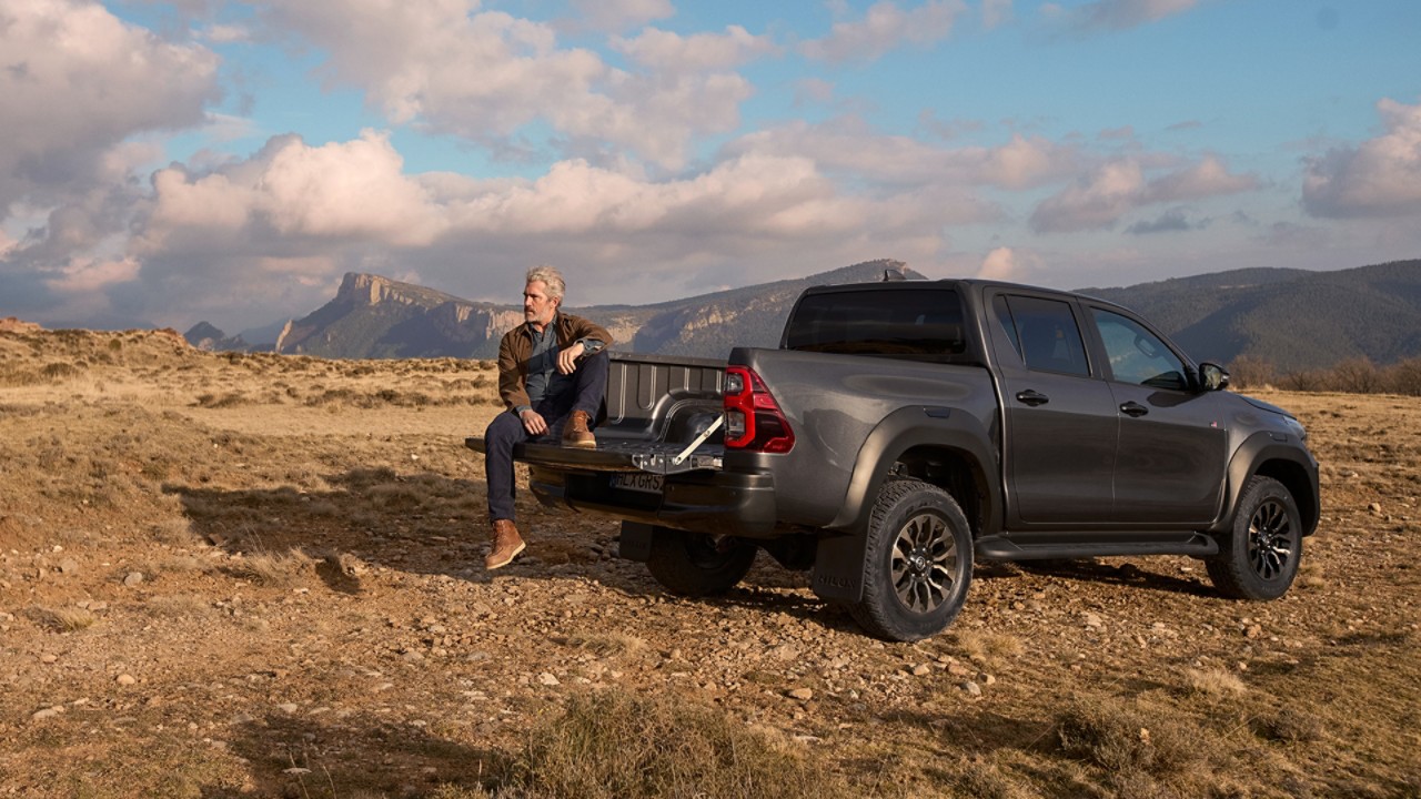 Toyota Hilux auf felsigem Untergrund