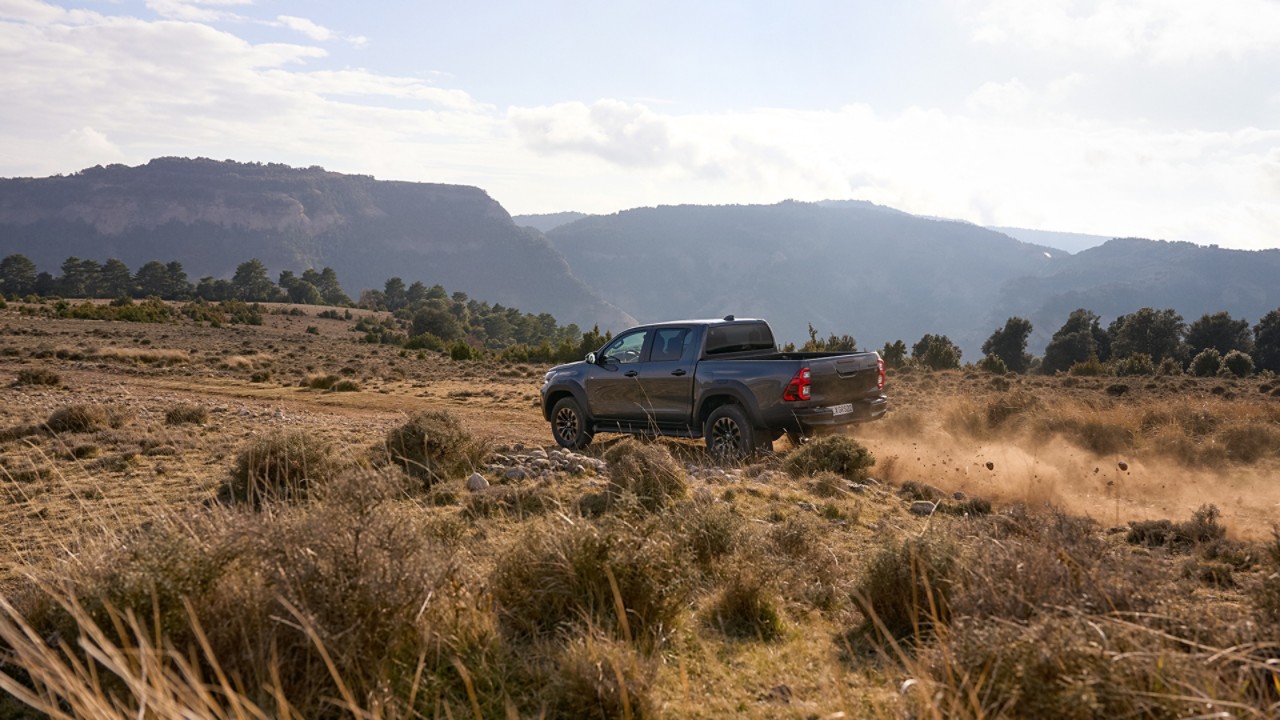 Toyota Hilux auf felsigem Untergrund