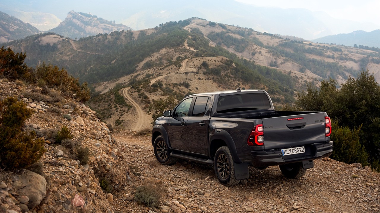 Toyota Hilux auf felsigem Untergrund