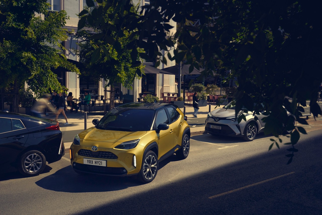 Crossover Kleinwagen parkt in eine kleine Parklücke ein