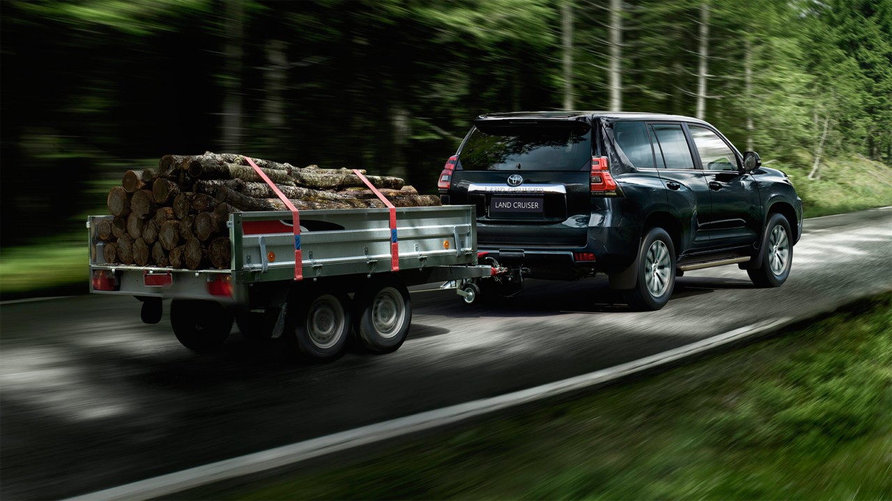 Ein Toyota Land Cruiser zieht einen Anhänger