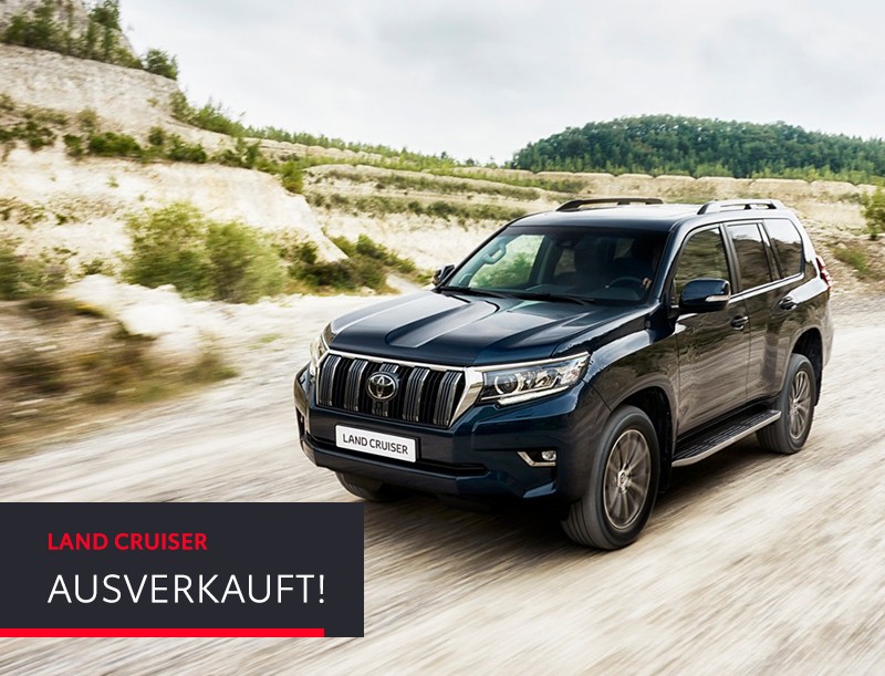 Land Cruiser in schwarz fahrend 