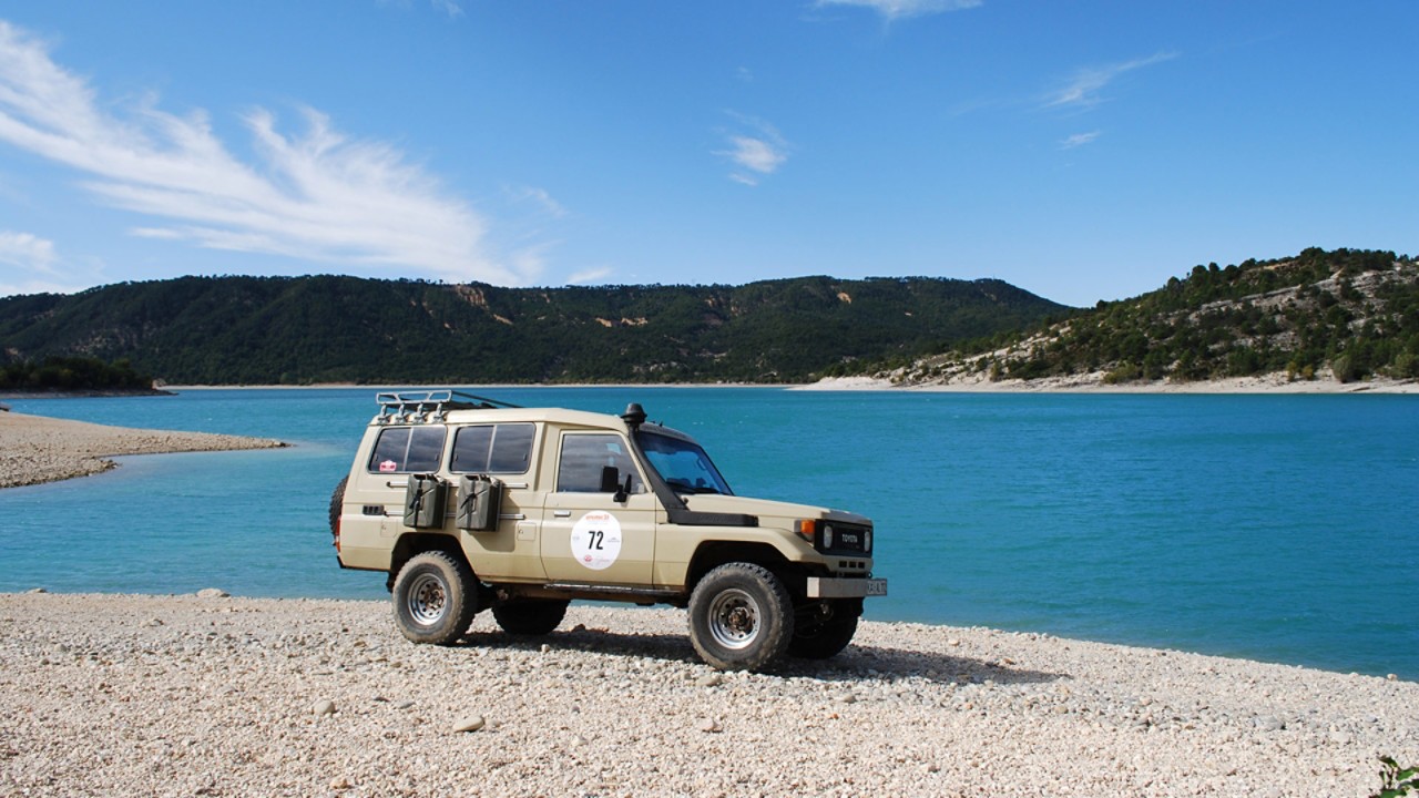 Das neue Land Cruiser Modell 2024 am See