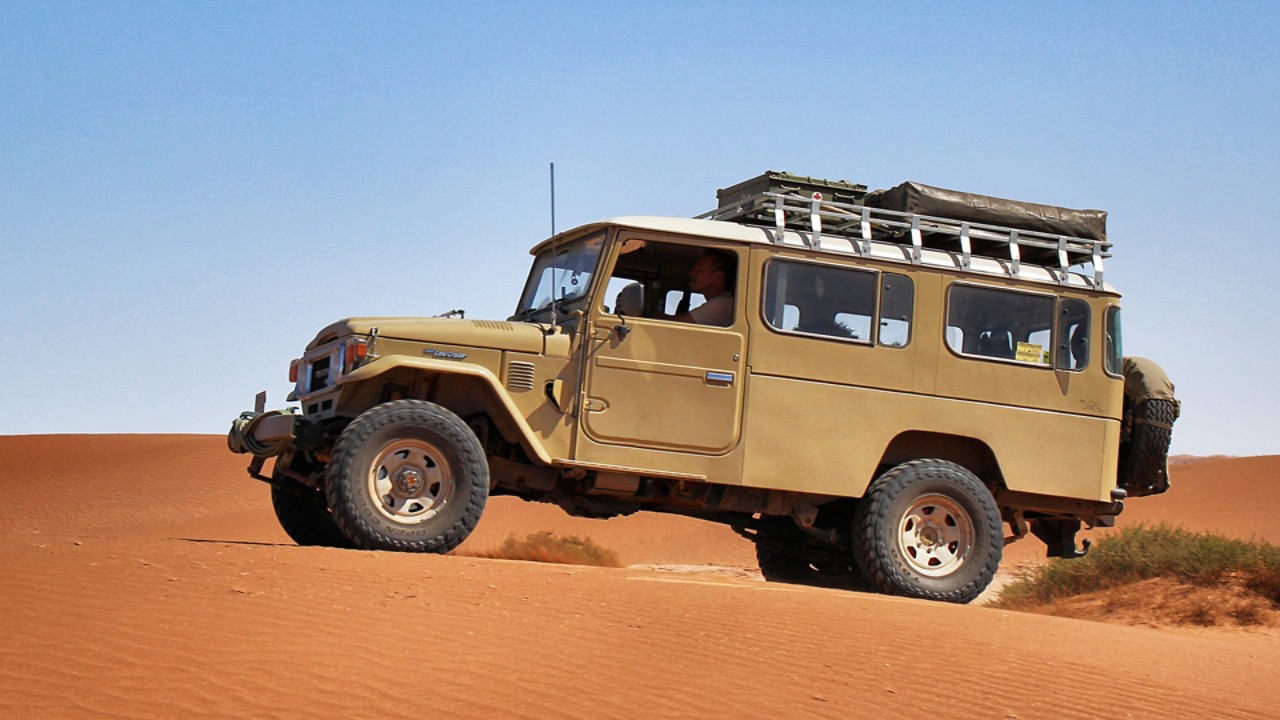 der neue Toyota Land Cruiser auf Düne