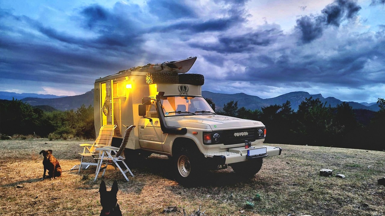 Der neue Land Cruiser 2024 unter Sternenhimmel