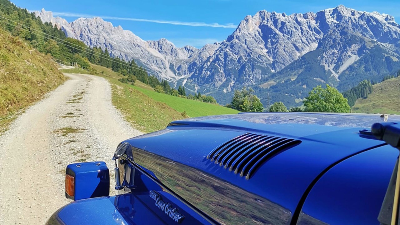 Der neue Land Cruiser 2023 von vorne in den Bergen