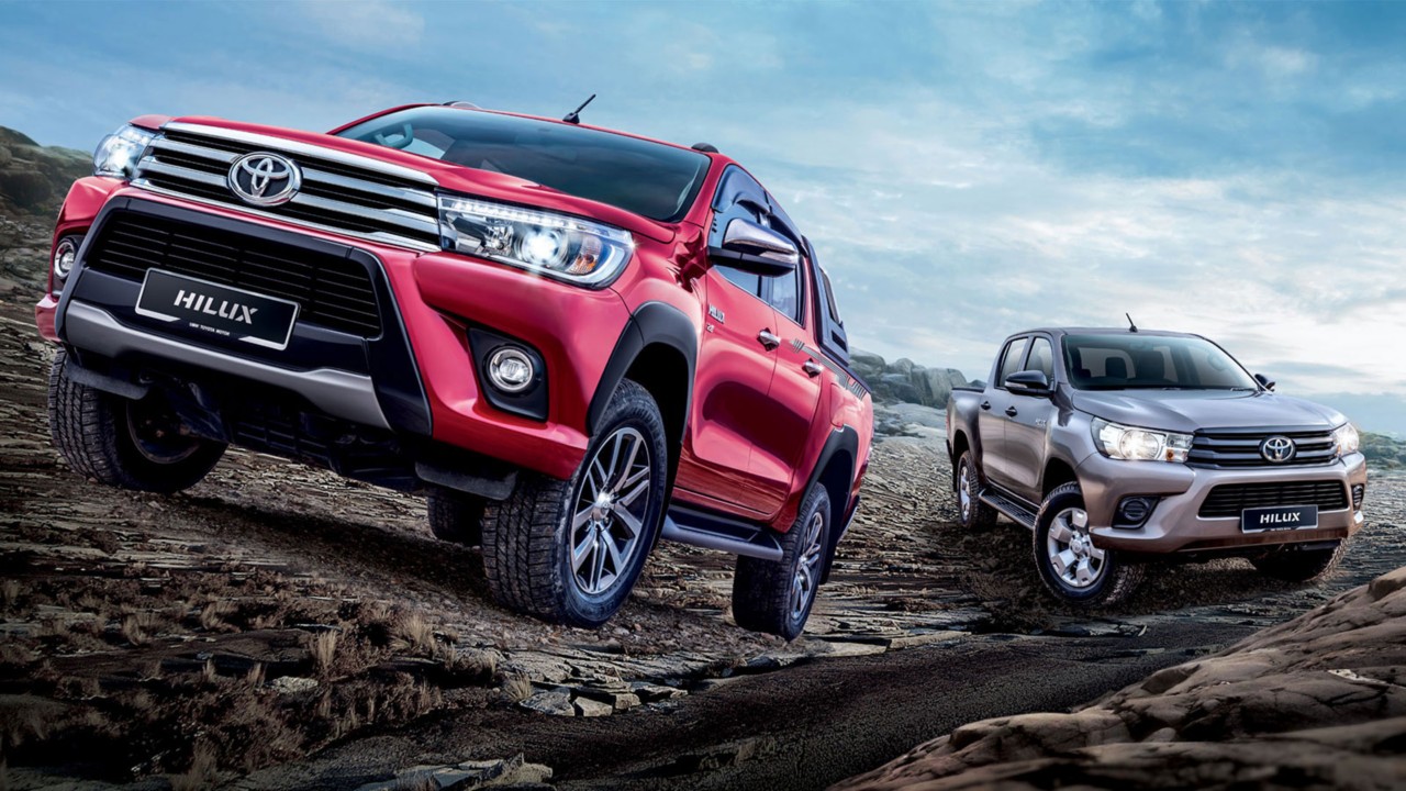 Zwei Toyota Hilux im Gelände