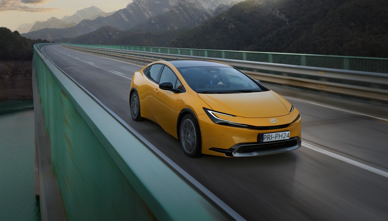 gelber Prius Plug-In auf Autobahnbrücke