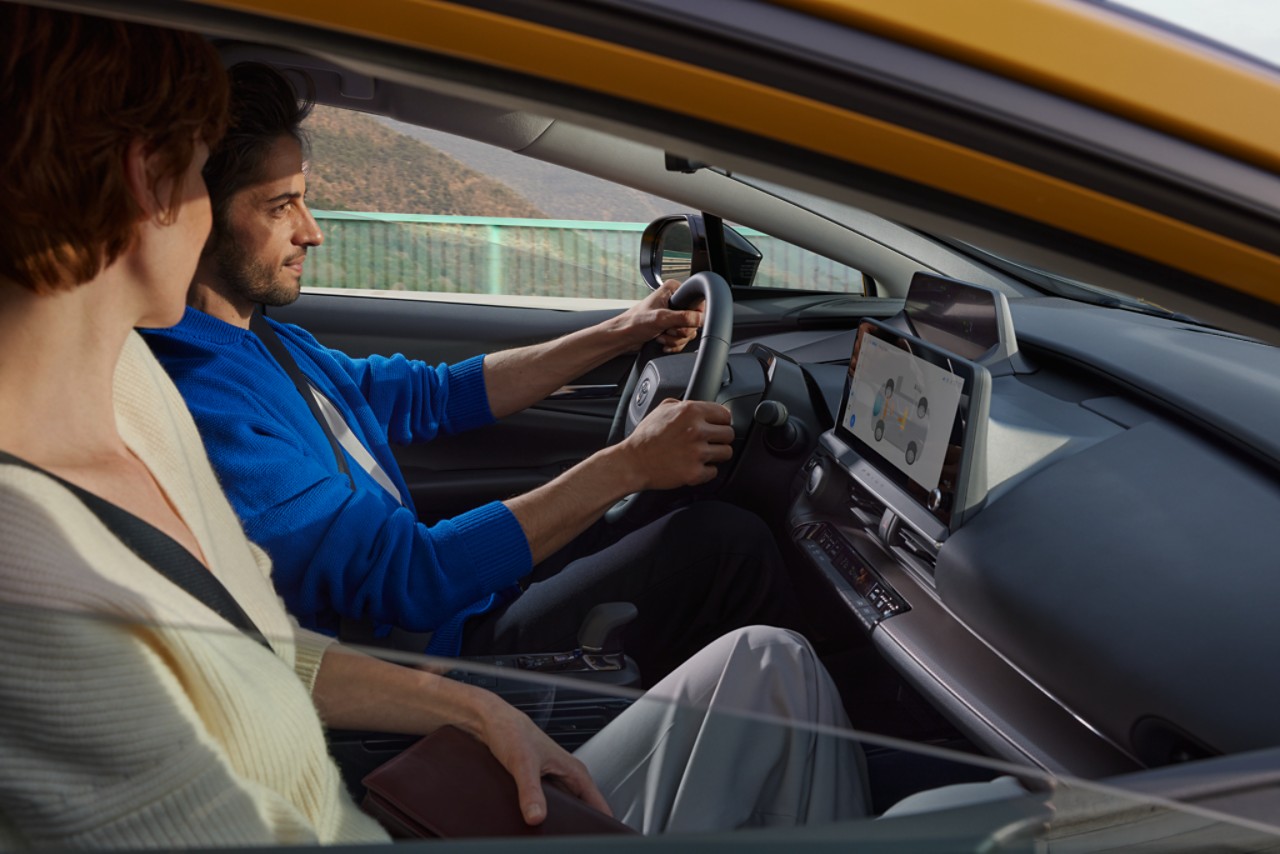 Innenraum Prius-Plug-In mit Fahrer und Beifahrerin
