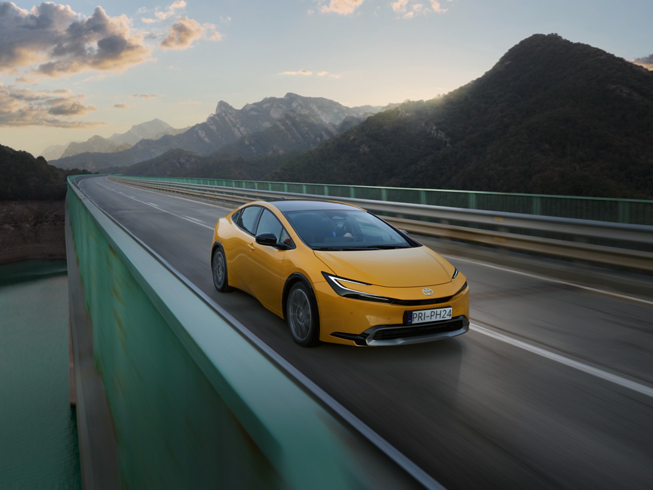 Prius Plug-in Hybrid auf Brücke Frontansicht