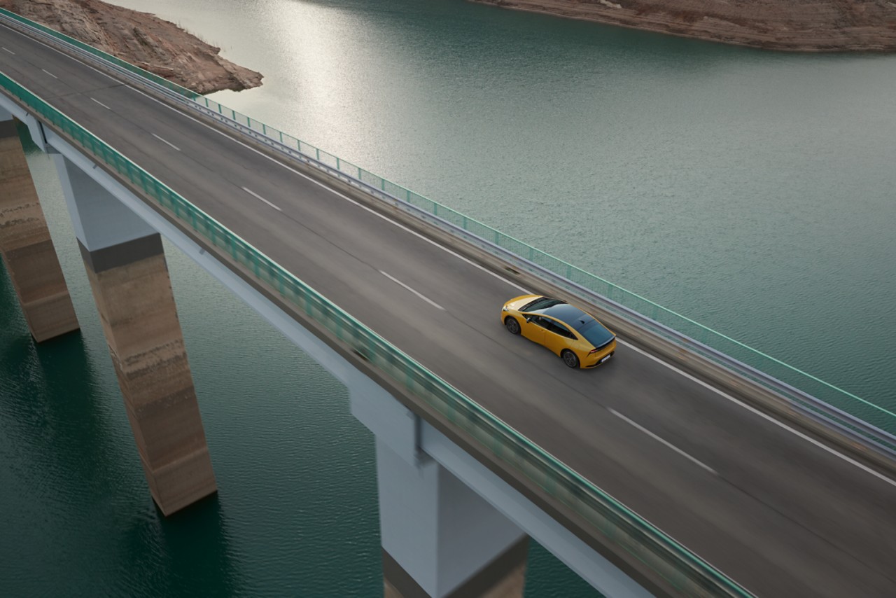 gelber Prius Plug-In auf Autobahnbrücke