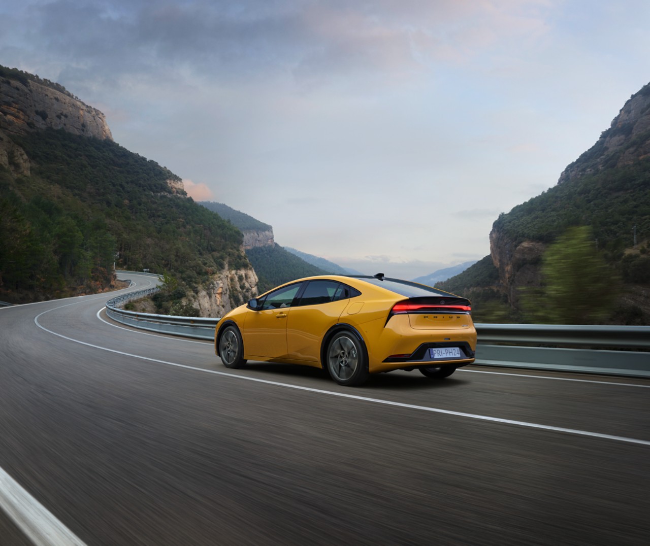 Prius Plug-in Hybrid Ansicht Heck auf Straße