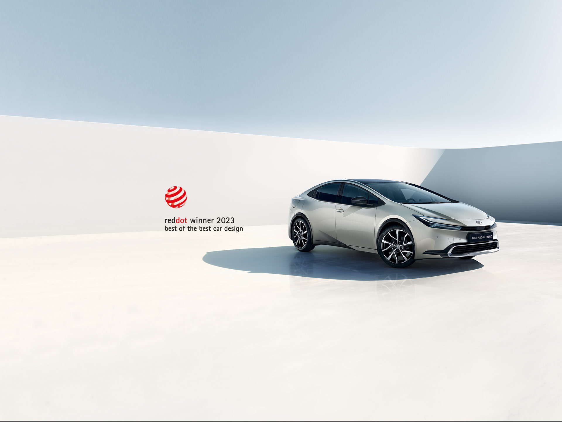 Ein Toyota Prius Plug-In Hybrid steht vor einer weißen Wand