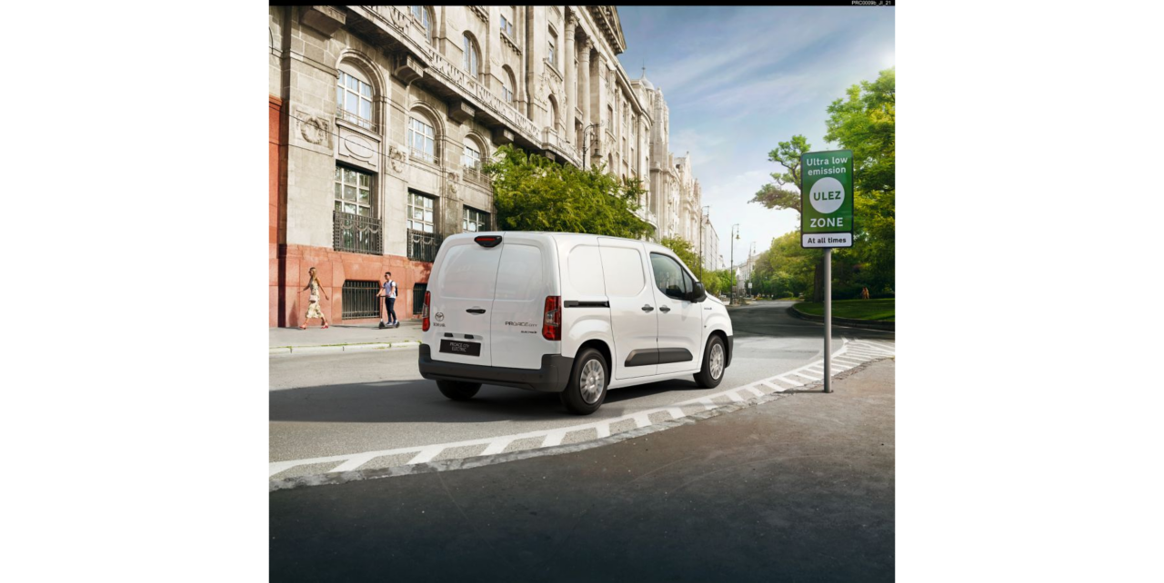 Toyota Proace City Electric fährt durch die Stadt