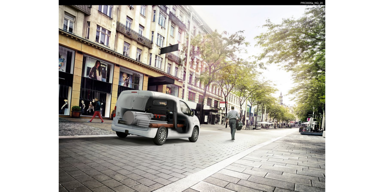 Toyota Proace City Electric auf einer gepflasterten Straße in der Stadt