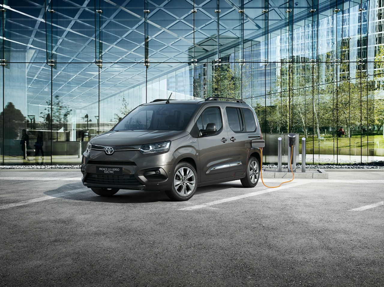 Ein Toyota Proace City Verso Electric in einer Garage