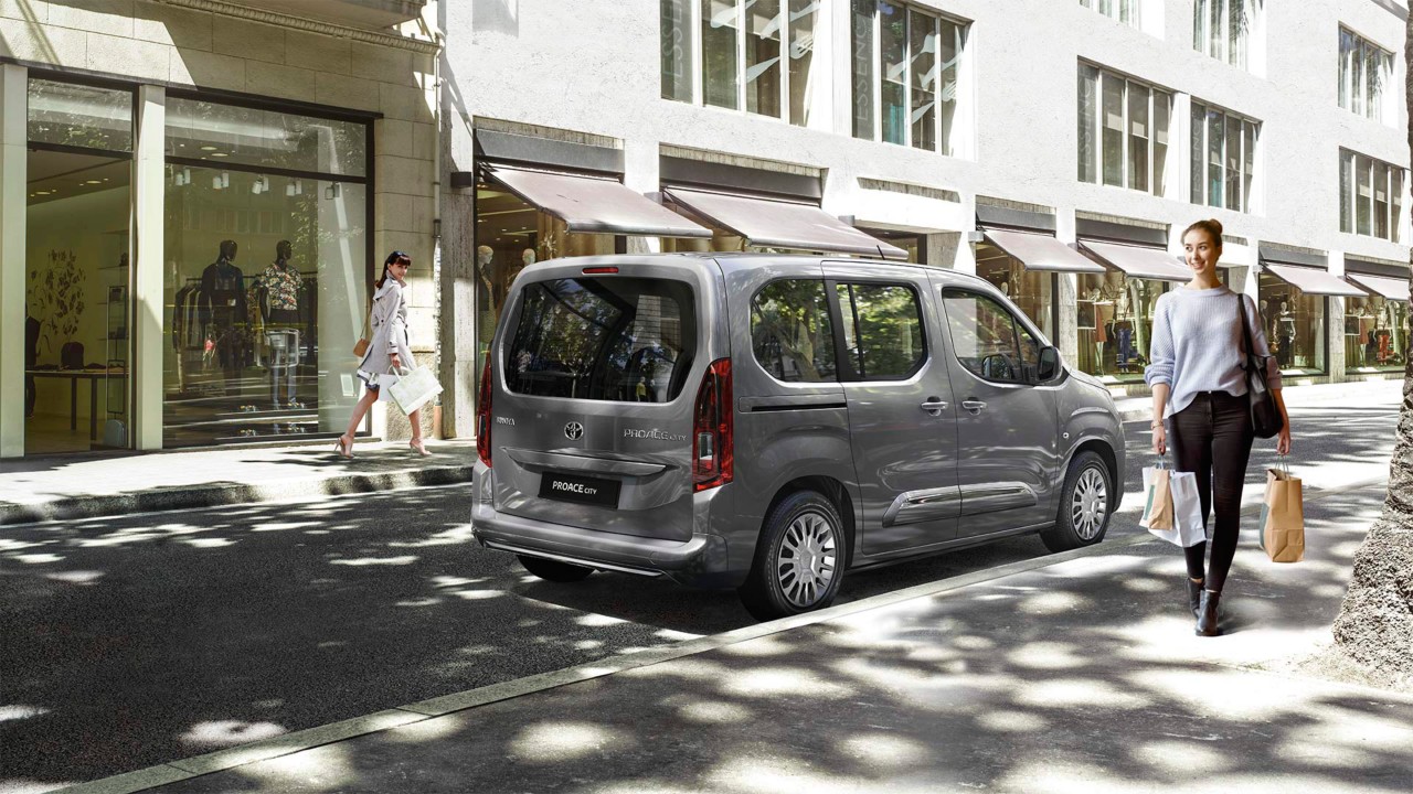 Frau vor Toyota Proace City Verso