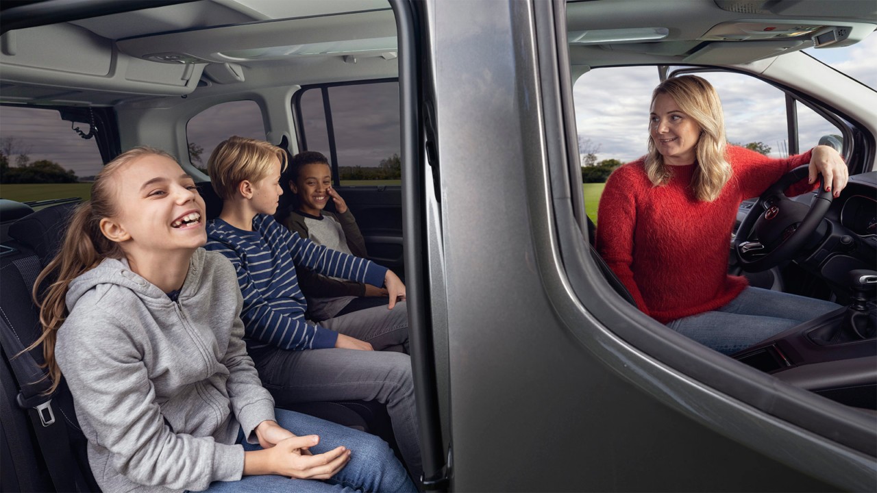 Familie im Toyota Proace City Verso