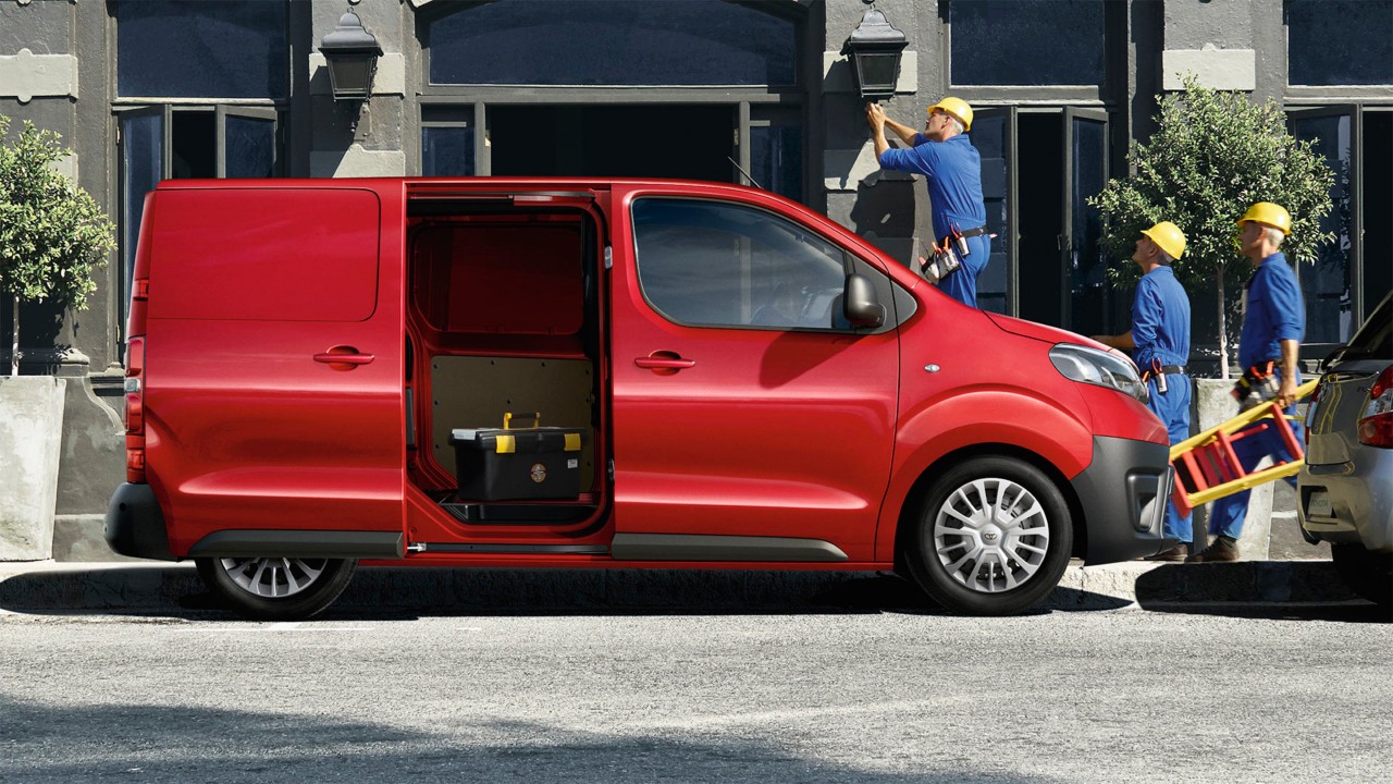 Toyota Proace Electric mit offener Seitentür