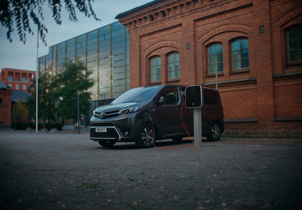 Toyota Proace Electric lädt vor einem Gebäude