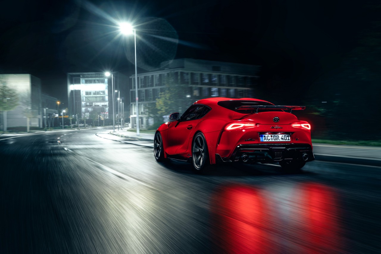 Toyota GT Supra Heckseite bei Nachtfahrt 