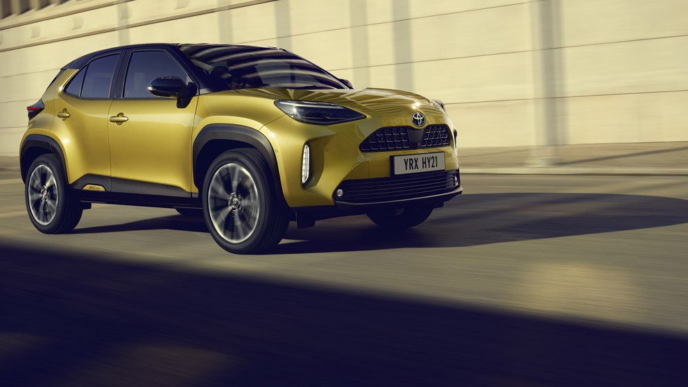 Toyota Yaris Cross fährt durch die Stadt