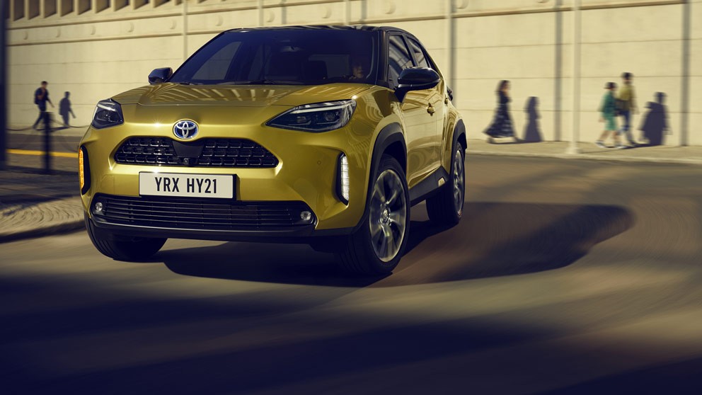 Toyota Yaris Cross fährt durch die Stadt