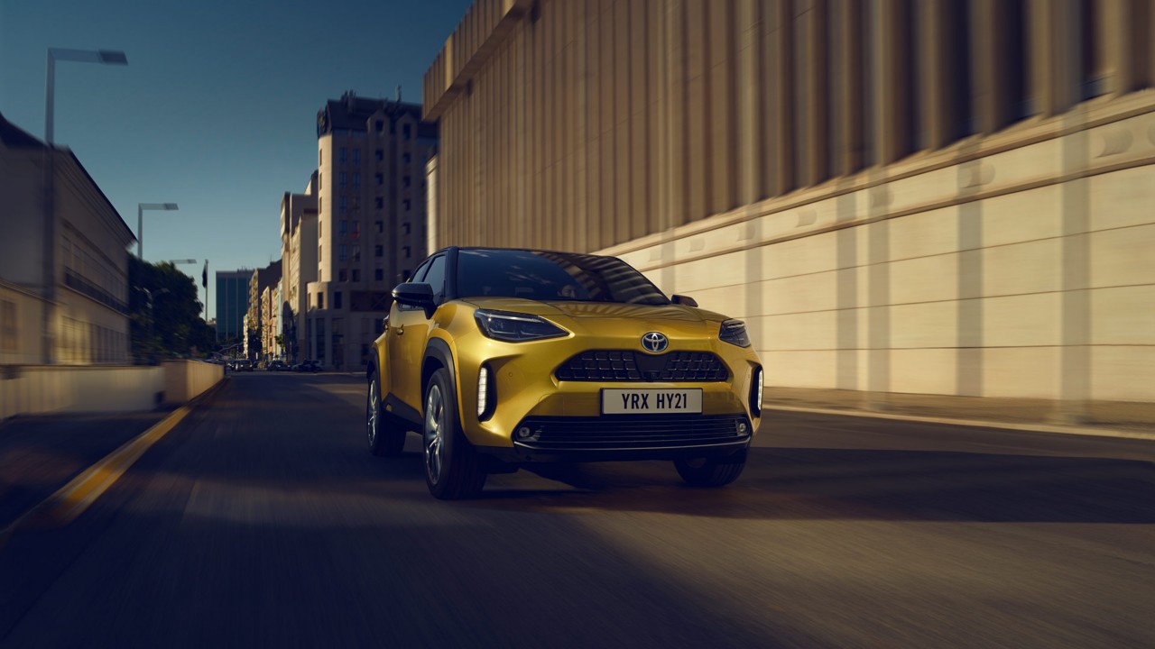 Toyota Yaris Cross fährt durch die Stadt