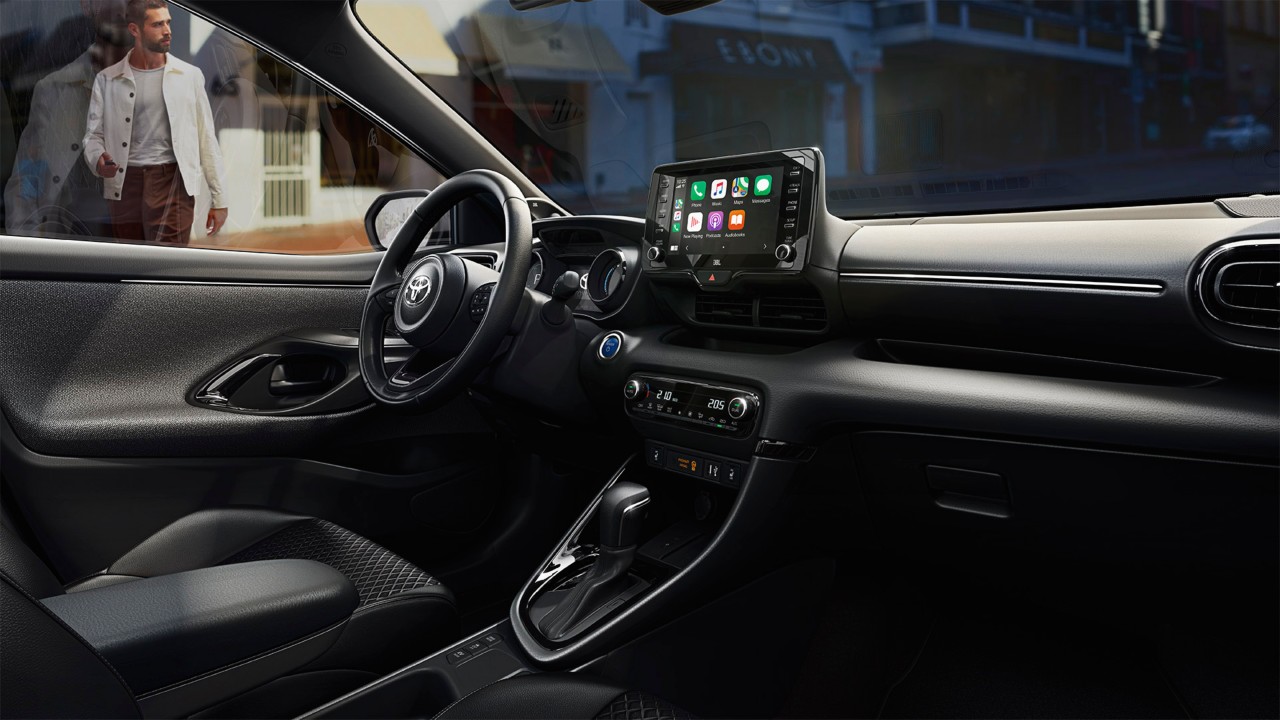 Lenkrad und Konsole eines Toyota Yaris