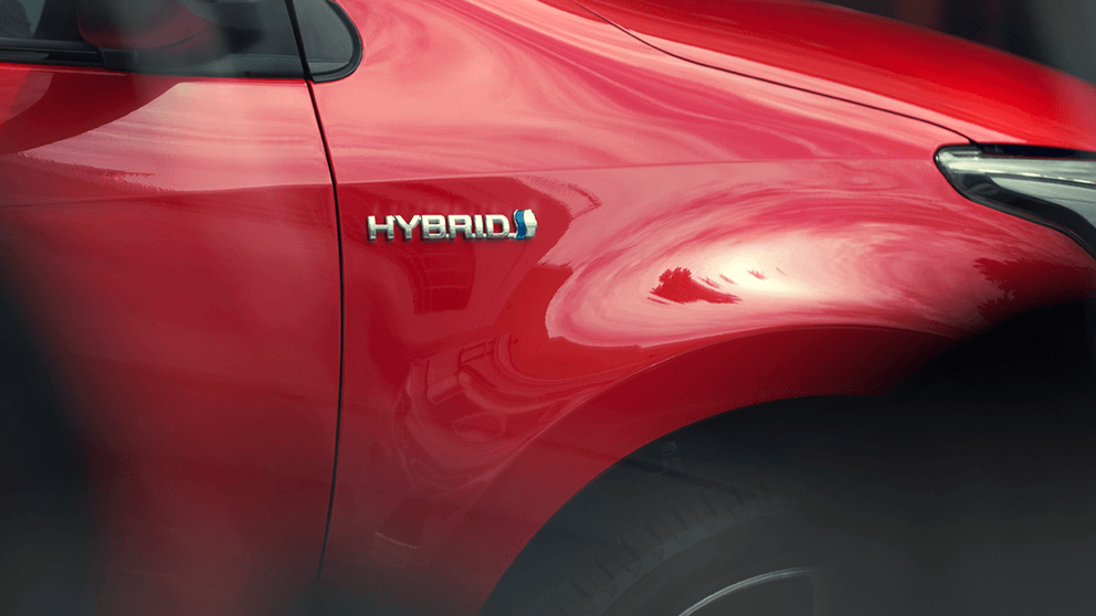 Kotflügel eines Toyota Yaris mit Schriftzug "Hybrid"