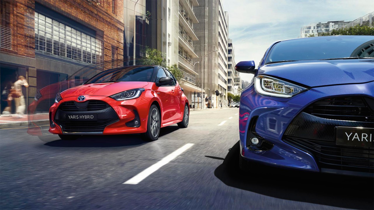 Zwei Toyota Yaris beim Fahren auf der Straße
