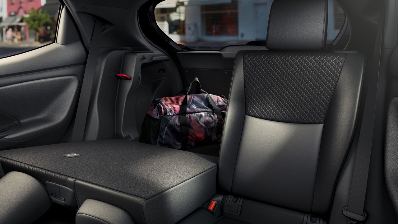 Umgeklappte Rückbank eines Toyota Yaris aus dem Innenraum gezeigt