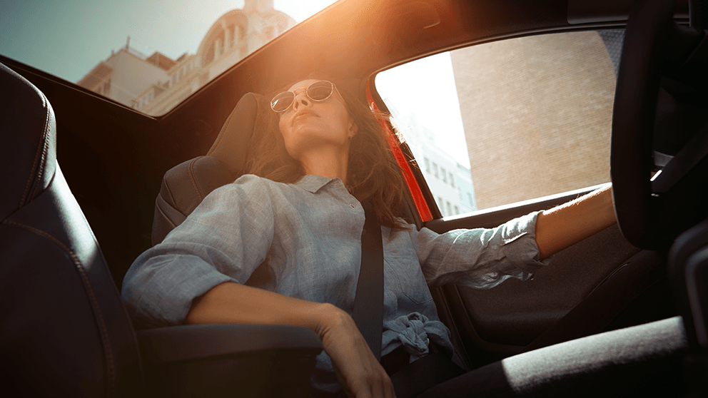 Frau am Steuer eines Toyota Yaris
