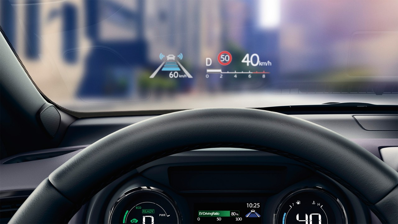 Lenkrad und Multimedia Head up Farb-Display eines Toyota Yaris
