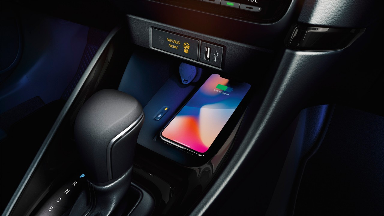 Smartphone lädt im Toyota Yaris