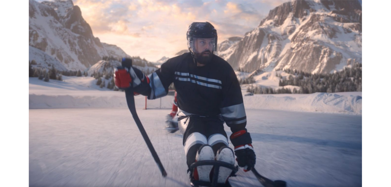 Ein Eishockeyspieler mit Behinderung auf einem Schlitten während eines Eishockey-Spiels.