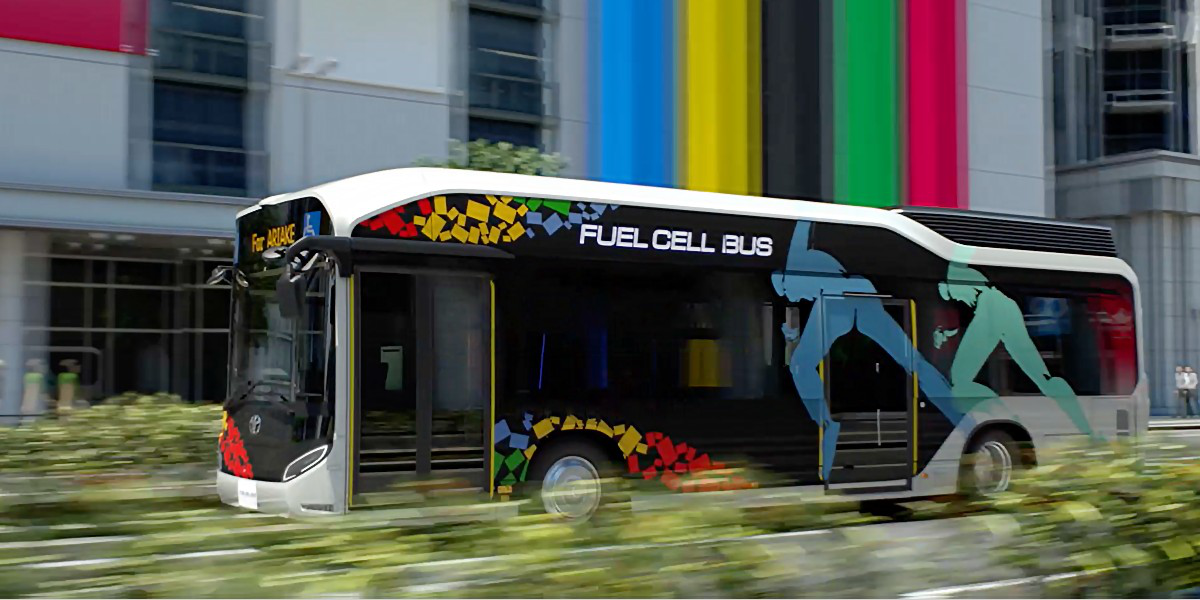 Der Sora Bus fährt durch eine Stadt.