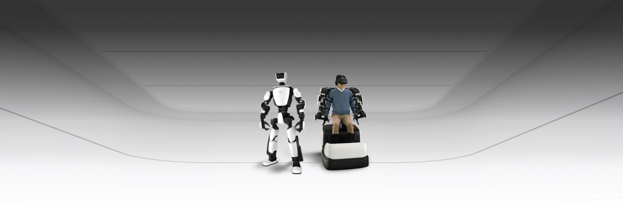 Ein humanoider Roboter, T-HR3 genannt, mit weißen Panelen und schwarzen, sich bewegendenGelenken.
