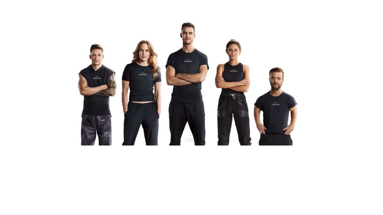 Team Toyota Deutschland, sechs schwarz gekleidete Athleten und Athetlinnen stehen nebeneinander und blicken in die Kamera