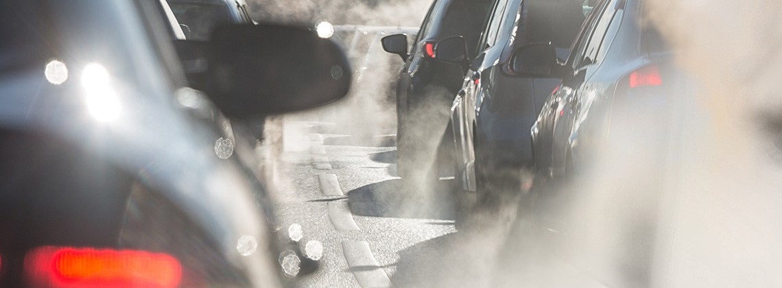 Autos im Stau von hinten