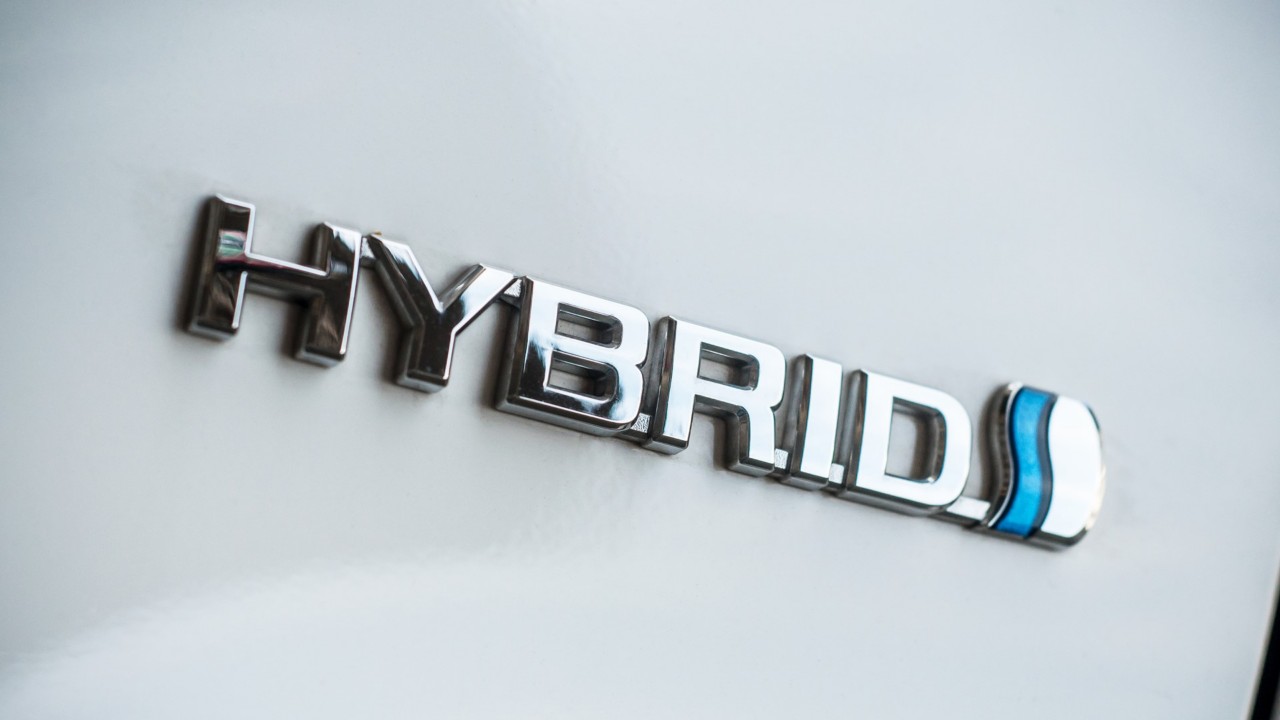 Hybrid Label am Fahrzeug